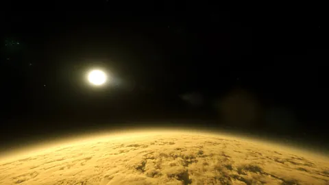 Mer de nuages dorés éclairée par le soleil en orbite basse — exploration Star Citizen