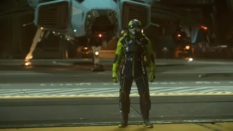 Pilote DAWNFALL en combinaison devant son chasseur en hangar — protection Star Citizen